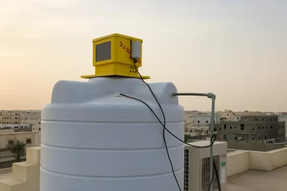 تبريد تانكي الماء في الكويت بخزان أبيض كبير مزود بمبرد أصفر على السطح